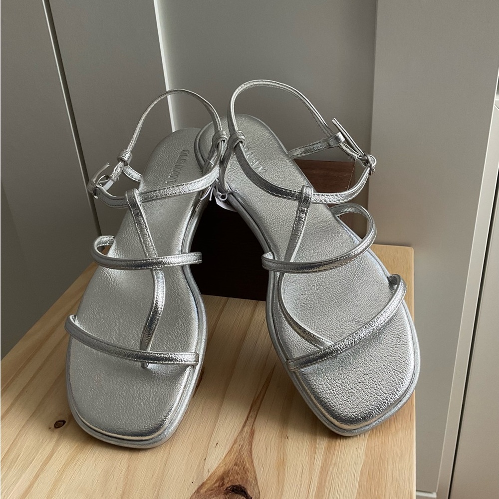 Women’s Old Navy NWT’s Silver Metallic Sandals Vegan Size 7.5